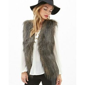 🔥NWOT Zippered Faux Fur Vest🔥